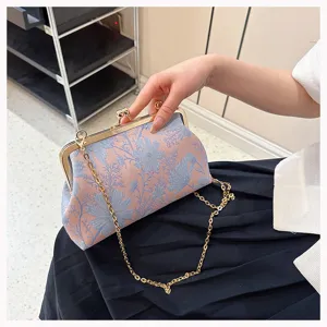 Elegante Shell-Clutch mit Blumenstickerei, goldenem Klippverschluss und schicker Kette