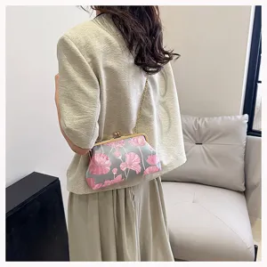 Elegante graue bestickte Blumen-Clutch mit Kussverschluss und einer feinen Goldkette