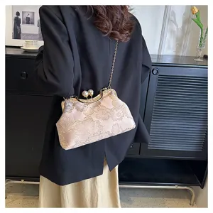 Bolso de concha bordado floral con elegante cierre de perla y detalle de cadena de oro