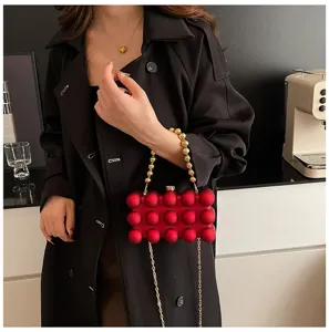 Elegante rote Abendtasche aus Acryl mit 3D-Punkten und luxuriösem goldenem Perlengriff-Riemen