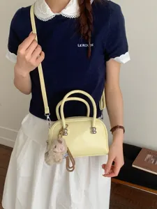 Lässige gelbe weiche Kissen-Handtasche mit verstellbarem Riemen und Plüsch-Anhänger