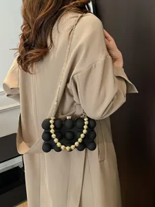 Elegante schwarze 3D-Bubble-Clutch mit goldener Perlenkette für Abendveranstaltungen.