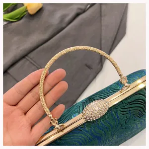 Detailansicht der luxuriösen grünen bestickten Abendclutch mit Strassverschluss