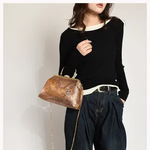 Elegante Vintage-Metallschalen-Tasche mit Goldkette für stilvolle Abendveranstaltungen