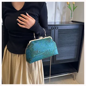 Elegante blaugrüne Stickerei-Clutch mit goldener Kette und Griff für Abendveranstaltungen.