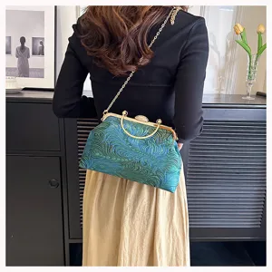 Elegante Vintage-Muscheltasche mit Pfauenmuster und abnehmbarer goldener Kette.