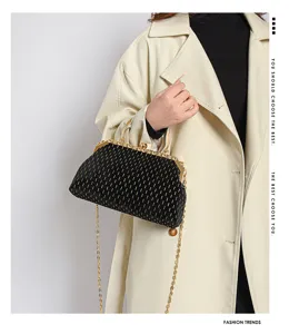 Elegante schwarze Samt-Clutch mit Goldkette und einem gestreiftem Muster für Damen.