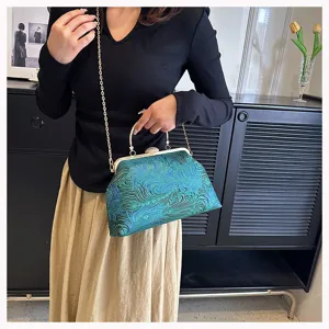 Elegante grüne Retro-Muschel-Handtasche mit Kristallverschluss und goldener Kette
