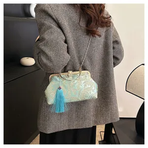 Elegante borsa a conchiglia ricamata azzurra con dettaglio nappa e catena dorata