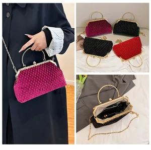 Vintage Samt-Handtasche mit Kettenriemen in verschiedenen Farben und Innenansicht
