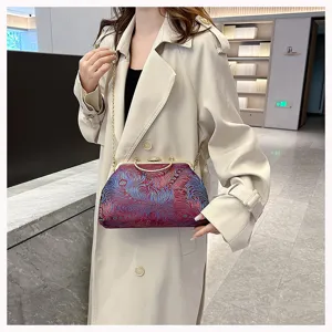 Detailansicht einer eleganten Vintage-Muscheltasche mit Stickerei für Abendveranstaltungen