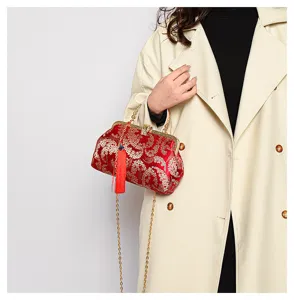 Elegante borsa da sera rossa ricamata con fiori, catena dorata e una nappa decorativa