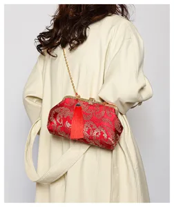 Elegante pochette da sera ricamata a fiori rossi con nappa in seta e catena oro