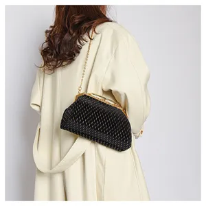 Elegante schwarze Samt-Clutch mit goldenen Streifen und Kettenriemen am Modell