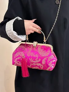 Pochette da sera fucsia ricamata con nappa e tracolla a catena oro.