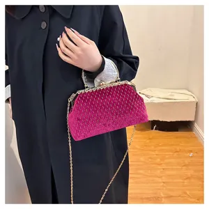 Fuchsiafarbene Samt-Clutch mit goldenem Klickverschluss und Kettenriemen