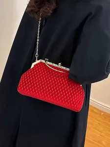 Elegante Abendtasche aus rotem Samt mit goldener Kette und schickem Punktmuster