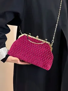 Elegante magentafarbene Samt-Muscheltasche mit Goldverschluss und Kette für Herbst Winter.
