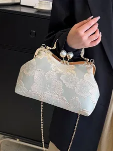 Elegante bolso de mano con bordado floral azul menta, cierre de perla y cadena dorada.