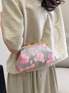 Elegante Muschel-Umhängetasche mit rosa Blumenstickerei und goldenem Klickverschluss.