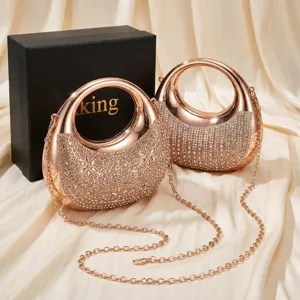 Detalle de bolso de noche con diamantes de imitación en oro rosa y cadena