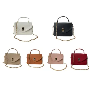 Seis elegantes bolsos bandolera de cuero PU en varios colores con cadena dorada.