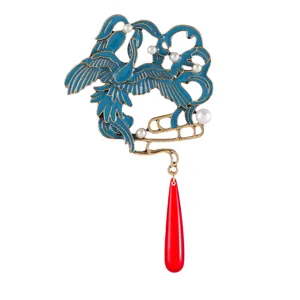 Detailansicht der chinesischen Kranich-Brosche mit blauem Emaille und roter Quaste.