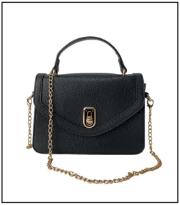 Detalle de bolso negro de cuero granulado con elegante cadena y cierre dorado