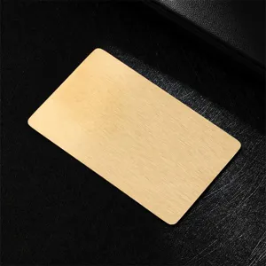 Détail de carte de visite en acier inoxydable brossé or vierge pour gravure laser.
