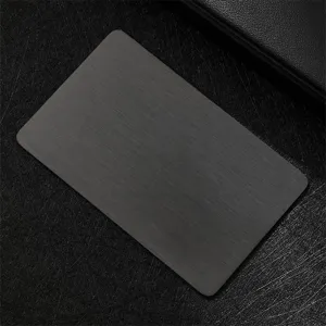 Carte métallique vierge en acier inoxydable brossé noir pour gravure laser personnalisée.
