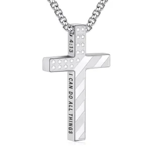 Collier pendentif croix en acier inoxydable pour hommes, vue détaillée avec texte inspirant gravé.