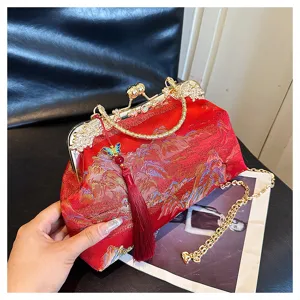 Nahaufnahme einer roten bestickten Abendtasche mit Goldkette und Seidentaschel
