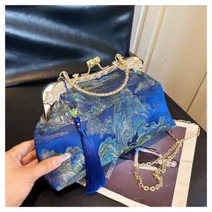 Elegante blaue bestickte Abendtasche mit Landschaftsmuster, Quaste und Goldkette