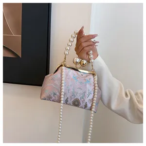 Elegante borsa a conchiglia ricamata rosa con manico in perle e tracolla lunga