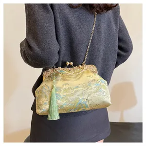 Elegante bestickte Vintage-Abendtasche mit hellgrüner Quaste an einer Person gezeigt