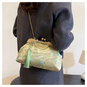 Elegante bestickte Abendtasche mit Landschaftsmuster und Quaste an einem Modell