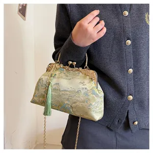Detailansicht einer bestickten Abendtasche mit grüner Quaste und goldener Kette