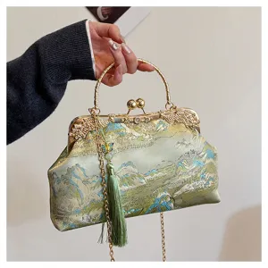 Elegante grüne bestickte Abendtasche mit Quaste und einer luxuriösen Goldkette.
