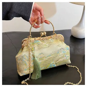Detaillierte Ansicht der Stickerei-Abendtasche mit Landschaftsmuster und Quaste