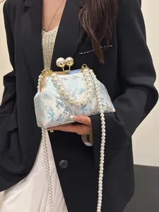 Elegante borsa a mano cheongsam ricamata azzurra con tracolla di perle e chiusura clic clac