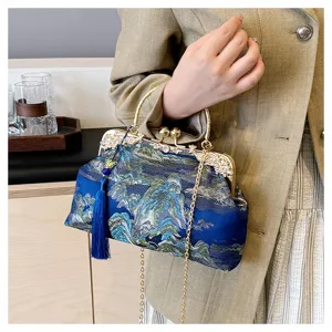 Detailansicht einer eleganten blauen bestickten Abendtasche mit Bergmustern und Quaste