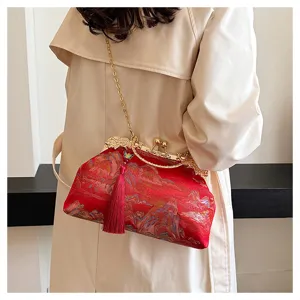 Elegante rote bestickte Abendtasche mit Goldkette und Seidenquaste an Model präsentiert