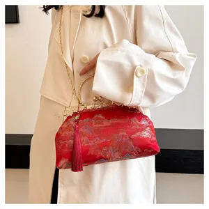 Elegante rote Abendtasche mit Stickerei, goldener Kette und Seidenquasten-Detail