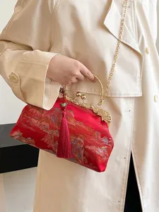 Elegante rote Abendtasche mit Stickerei, langer Seidenquaste und goldener Kette