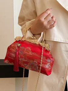 Elegante rote bestickte Abendtasche mit goldener Kette und hübschem Quasten-Detail.