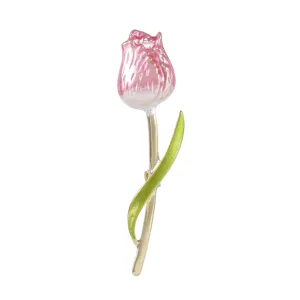 Vista dettagliata di un'elegante spilla a tulipano rosa in smalto con stelo dorato