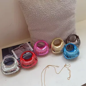 Verschiedene bunte metallische Abendtaschen mit eleganten Strass-Fransen-Details