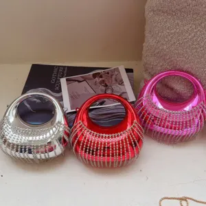 Drei elegante Strass-Abendtaschen aus Acryl in Silber, Rot und Pink mit Glitzereffekt.