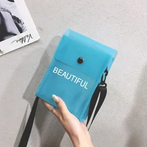 Detailansicht einer trendigen blauen transparenten PVC-Gelee-Umhängetasche mit Aufdruck