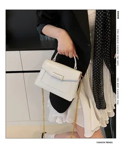 Elegante bolso de mano blanco con relieve de cocodrilo, cadena dorada y asa superior.